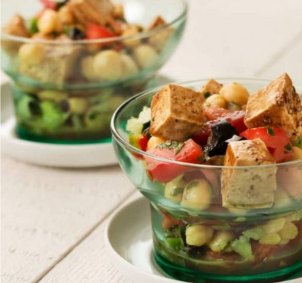 Ensalada de garbanzos acompañado de  tofu